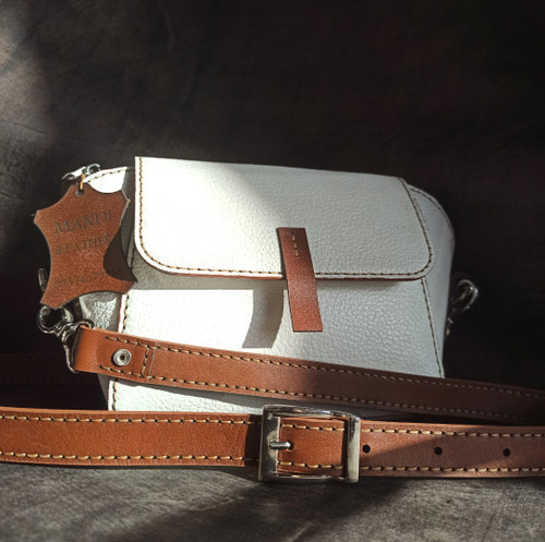 کیف دوشی زنانه چرم طبیعی مدل مانیا بابنددوشی دولا چرمی