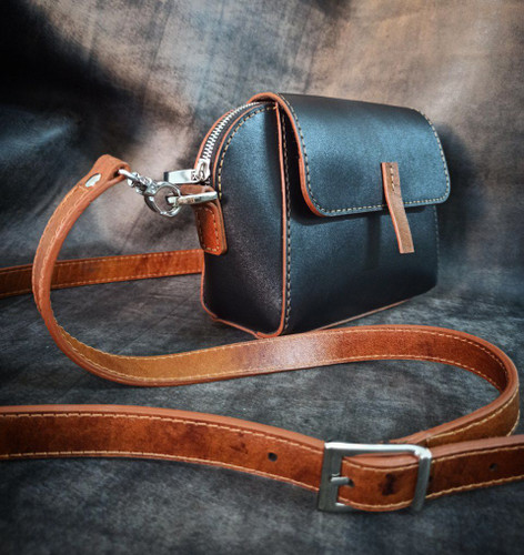 کیف دوشی زنانه چرم طبیعی مدل مانیا بابنددوشی دولا چرمی