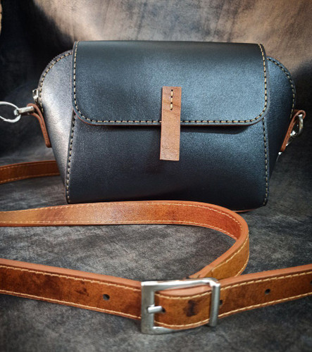 کیف دوشی زنانه چرم طبیعی مدل مانیا بابنددوشی دولا چرمی